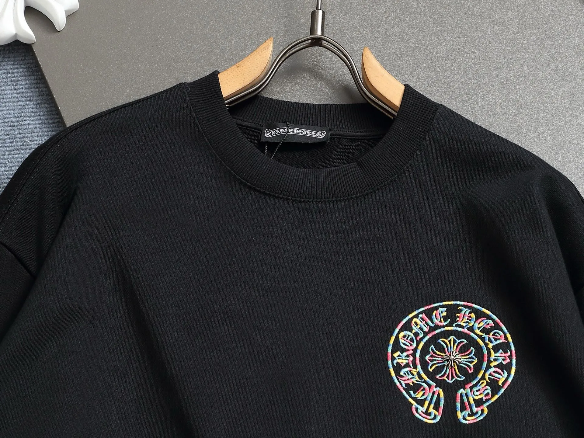 P250 Chrome hearts ch Chrome hearts cross horse LOGO round neck sweatshirt with thousands of needle embroidery crafts. Large version. Loose and stylish. The difference is the low version, the slim version, the upper body and the crotch. 100% commitment: top quality, not fast food. The highest version on the market. Top quality, 450 grams. 26 custom-dyed double yarn cotton, same style for men and women, complete with three standards. Color: Black White Size: SMLXL